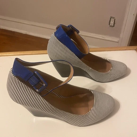 White and black striped wedge shoes - Picture 2 of 7